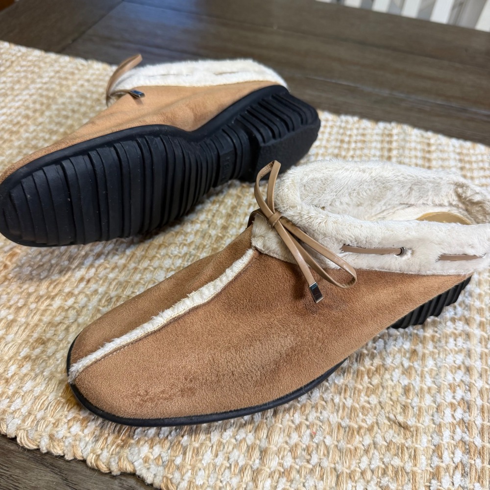 Vaneli Womens Tan Suede Faux Fur Lined Mules Clogs Bow Accent Size 7.5M